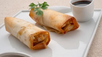 Karlos Arguiñano prepara una receta de rollitos de verdura, soja y pollo en 8 minutos de horno