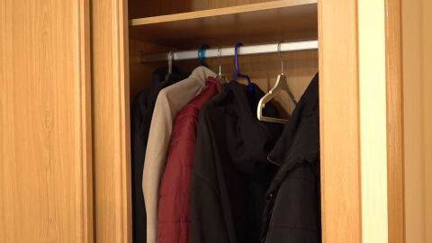 Poner las perchas al revés: el truco viral que transforma tu armario
