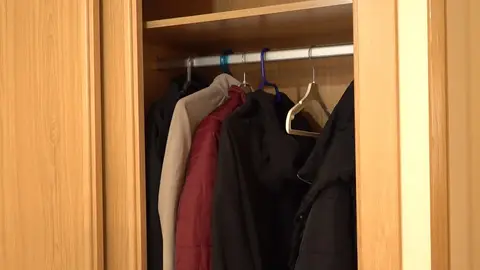 Poner las perchas al revés: el truco viral que transforma tu armario Poner las perchas al revés: el truco viral que transforma tu armario