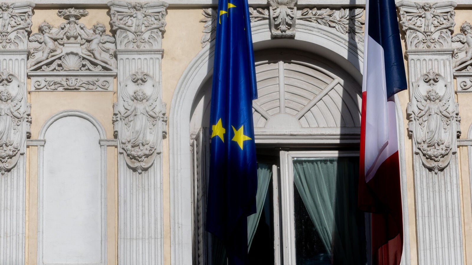 Bruselas busca evitar el contagio de la parálisis política de Francia