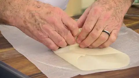 Enrolla la hoja formando un rollito Enrolla la hoja formando un rollito