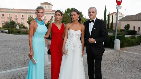 Ramón García, Patricia Cerezo y Verónica en la puesta de largo de Natalia Ramón García, Patricia Cerezo y Verónica en la puesta de largo de Natalia