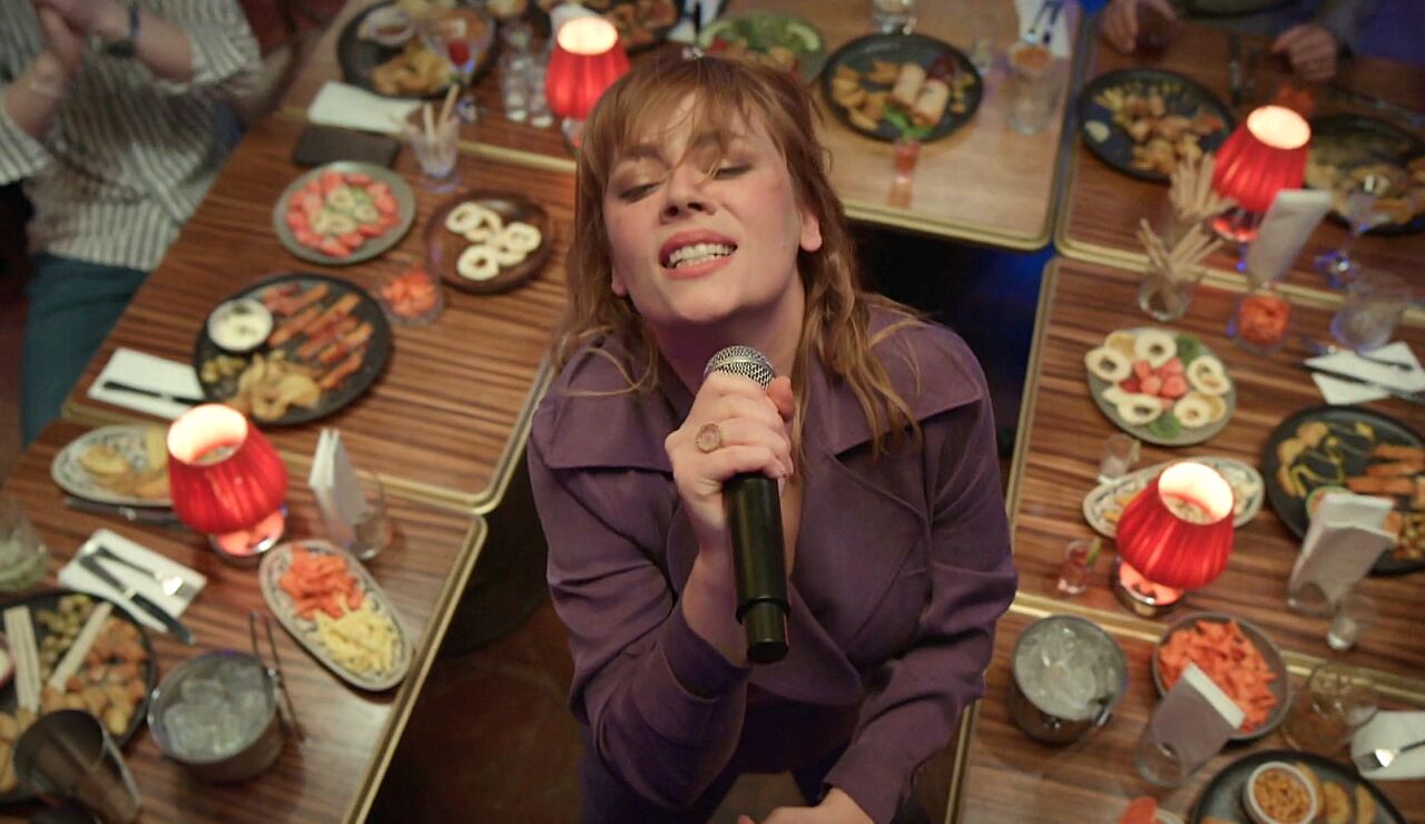 &iexcl;El alma de la fiesta! Bahar deja impresionados a sus compa&ntilde;eros con su brillante interpretaci&oacute;n en el karaoke