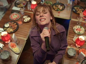&iexcl;El alma de la fiesta! Bahar deja impresionados a sus compa&ntilde;eros con su brillante interpretaci&oacute;n en el karaoke