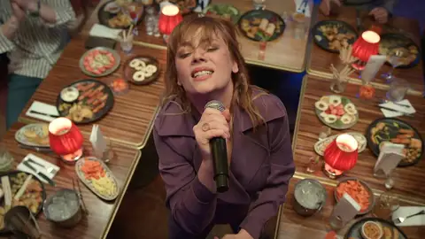 ¡El alma de la fiesta! Bahar deja impresionados a sus compañeros con su brillante interpretación en el karaoke ¡El alma de la fiesta! Bahar deja impresionados a sus compañeros con su brillante interpretación en el karaoke