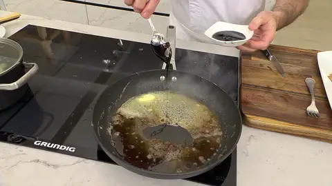 Deja que reduzca a fuego medio -alto durante 4-5 minutos Deja que reduzca a fuego medio -alto durante 4-5 minutos