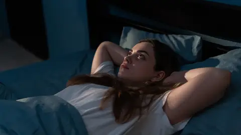 Mujer con insomnio Mujer con insomnio