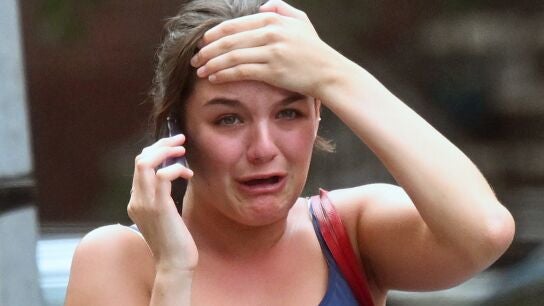 Suri, hija de Tom Cruise y Katie Holmes, llorando mientras habla por tel&eacute;fono