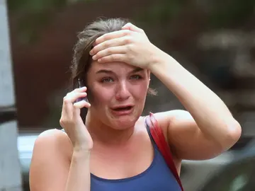 Suri, hija de Tom Cruise y Katie Holmes, llorando mientras habla por teléfono Suri, hija de Tom Cruise y Katie Holmes, llorando mientras habla por teléfono