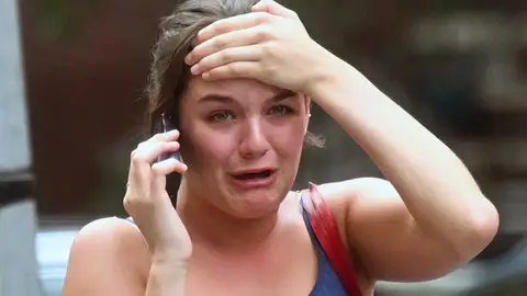 Suri, hija de Tom Cruise y Katie Holmes, llorando mientras habla por teléfono Suri, hija de Tom Cruise y Katie Holmes, llorando mientras habla por teléfono