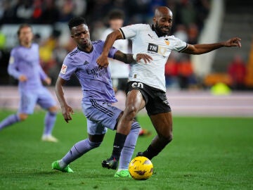 Vinicius y Foulquier pugnan por un balón en Mestalla