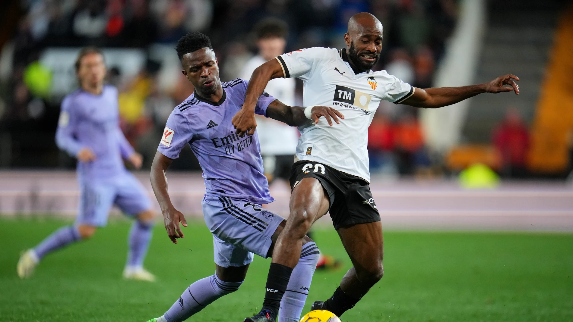 Vinicius y Foulquier pugnan por un balón en Mestalla Vinicius y Foulquier pugnan por un balón en Mestalla