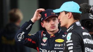 Max Verstappen charla con George Russell en 2023