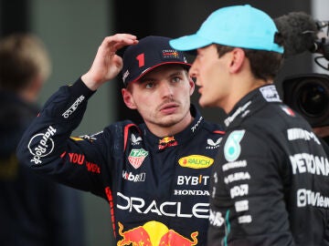 Max Verstappen charla con George Russell en 2023