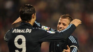 Van der Vaart abraza a Cristiano Ronaldo en 2010