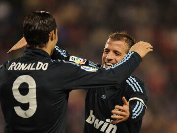 Van der Vaart abraza a Cristiano Ronaldo en 2010