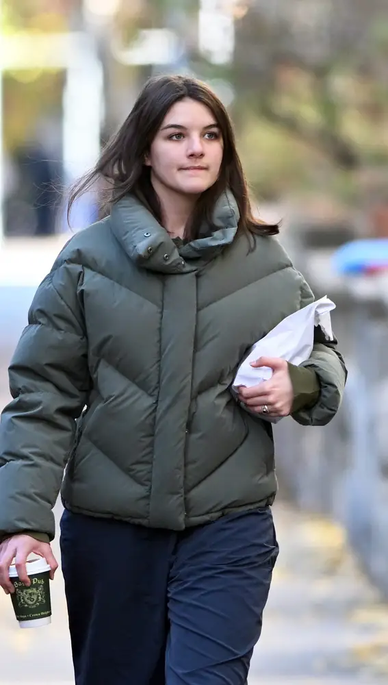 Suri, hija de Tom Cruise y Katie Holmes, caminando por Brooklyn Suri, hija de Tom Cruise y Katie Holmes, caminando por Brooklyn