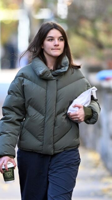 Suri, hija de Tom Cruise y Katie Holmes, caminando por Brooklyn