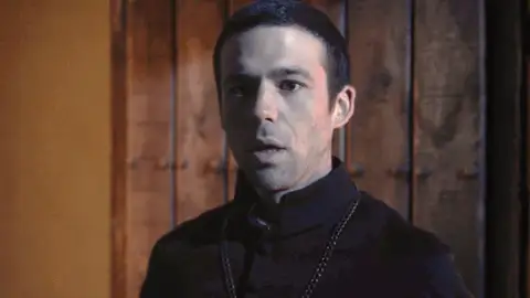 ¡Pilladas! El padre Gonzalo descubre a su madre besándose con Marie Anne ¡Pilladas! El padre Gonzalo descubre a su madre besándose con Marie Anne