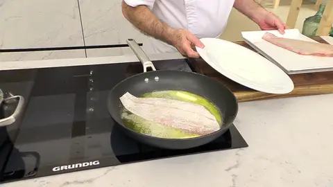 Introduce el otro lenguado en la sartén Introduce el otro lenguado en la sartén