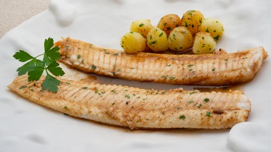 Receta de lenguado meunière con patatitas, de Karlos Arguiñano: "Aquí tienes un recetón para estas navidades" Receta de lenguado meunière con patatitas, de Karlos Arguiñano: "Aquí tienes un recetón para estas navidades"
