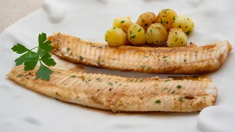 Receta de lenguado meunière con patatitas, de Karlos Arguiñano: "Aquí tienes un recetón para estas navidades" Receta de lenguado meunière con patatitas, de Karlos Arguiñano: "Aquí tienes un recetón para estas navidades"