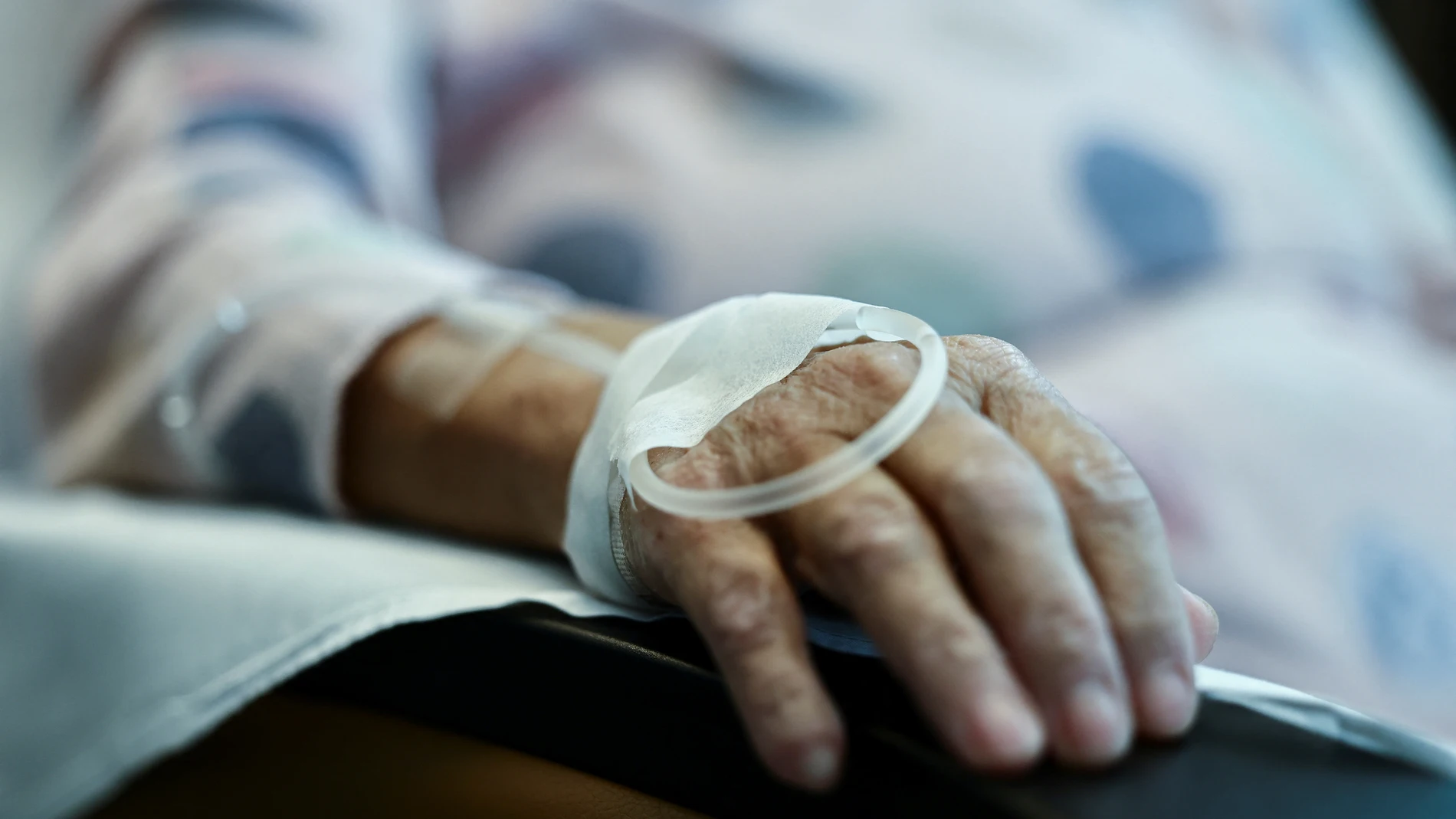 Imagen de archivo de una mano con una vía Imagen de archivo de una mano con una vía