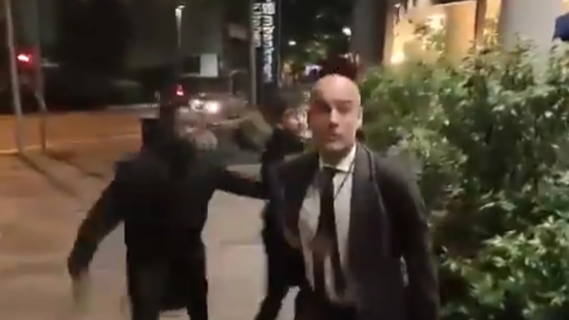 Guardiola se encara con un aficionado 'red' Guardiola se encara con un aficionado 'red'