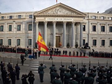 Izado de la bandera de España en el Día de la Constitución