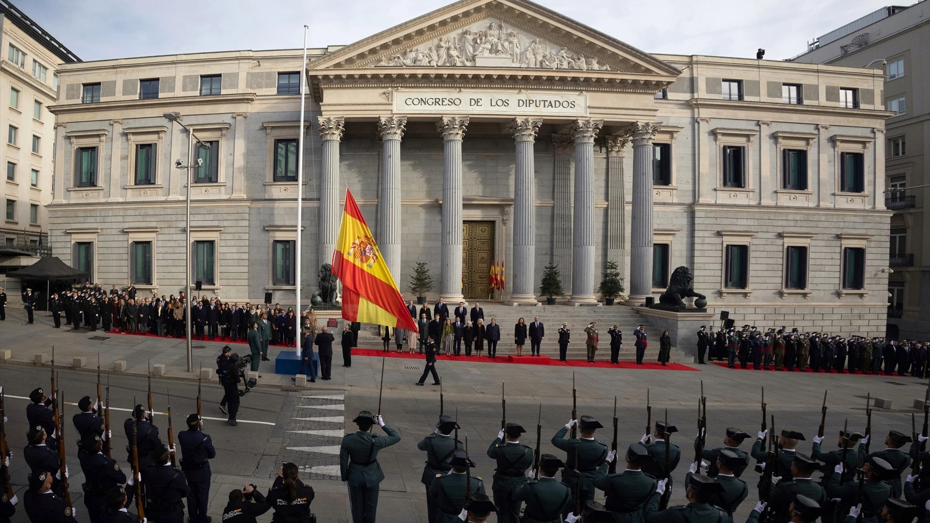 Izado de la bandera de España en el Día de la Constitución Izado de la bandera de España en el Día de la Constitución