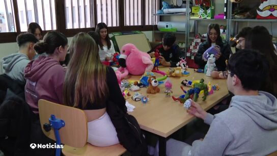 "Somos los ayudantes de Papa Noel y los Reyes Magos", los alumnos de un instituto de Lucena se implican para que ning&uacute;n ni&ntilde;o se quede sin regalo de Navidad