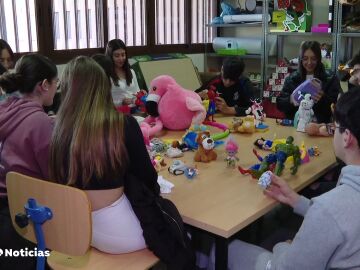 "Somos los ayudantes de Papa Noel y los Reyes Magos", los alumnos de un instituto de Lucena se implican para que ningún niño se quede sin regalo de Navidad