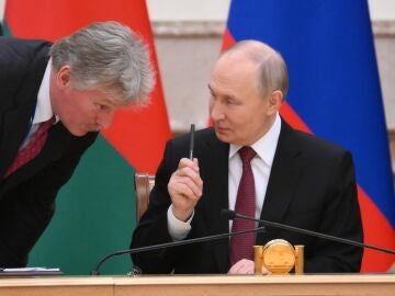 Vladimir Putin dialoga con su portavoz, Dimitri Peskov, en la cumbre de Minsk, Bielorrusia.