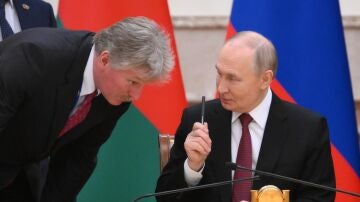 Vladimir Putin dialoga con su portavoz, Dimitri Peskov, en la cumbre de Minsk, Bielorrusia.