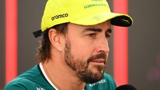 Fernando Alonso en el paddock del GP de Abu Dabi