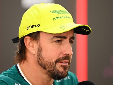 Fernando Alonso en el paddock del GP de Abu Dabi