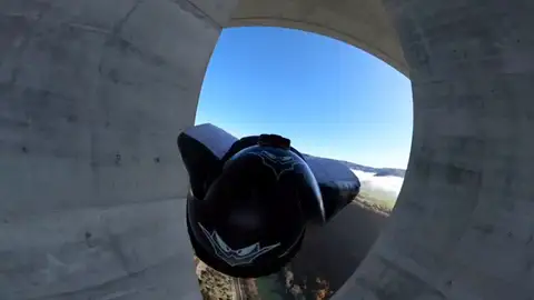 Javier Centeno en el puente de Millau Javier Centeno se la juega en el puente de Millau: ¡sólo 4 metros de ancho!