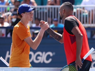 Sinner y Kyrgios se saludan tras un partido