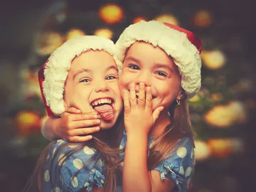 Un niño y una niña en la foto de Navidad Un niño y una niña en la foto de Navidad