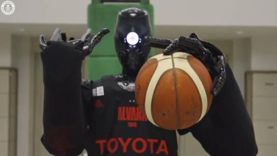 La canasta r&eacute;cord Guinness de un robot humanoide