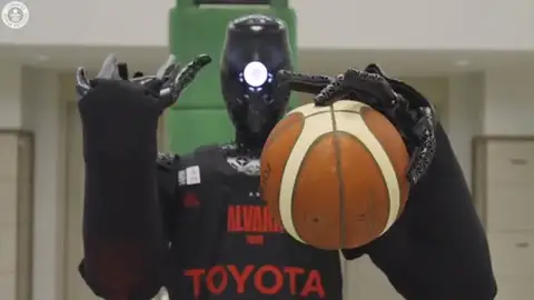 Un robot de récord Guinness La canasta récord Guinness de un robot humanoide