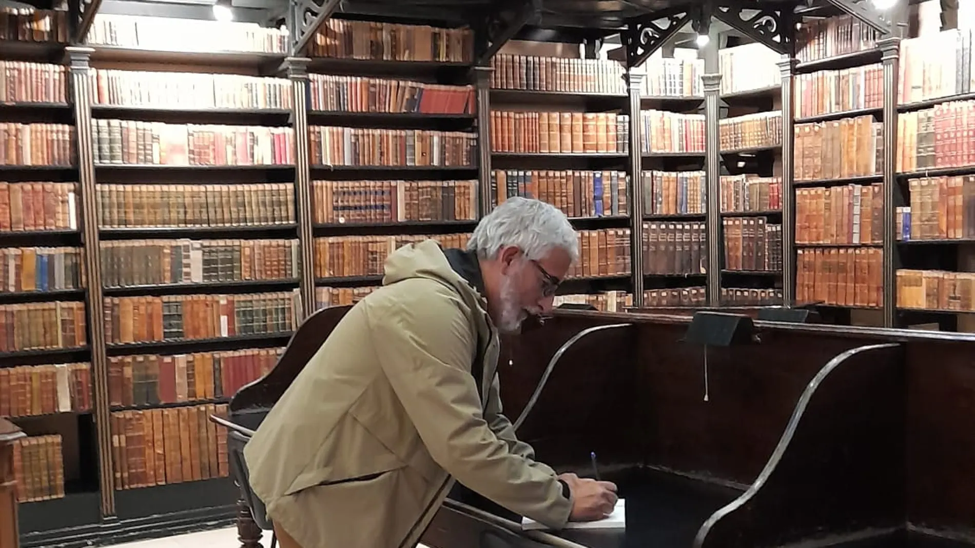 El escritor David Magrañal se quedó solo en la presentación de su libro El escritor David Magrañal se quedó solo en la presentación de su libro