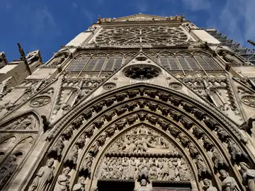 La entrada 'Le Portail du Cloitre' en la fachada norte de la catedral de Notre Dame de París La entrada 'Le Portail du Cloitre' en la fachada norte de la catedral de Notre Dame de París