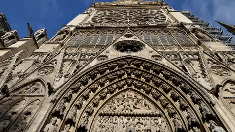La entrada 'Le Portail du Cloitre' en la fachada norte de la catedral de Notre Dame de París La entrada 'Le Portail du Cloitre' en la fachada norte de la catedral de Notre Dame de París