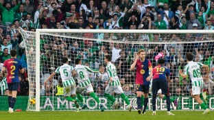 Los jugadores del Betis celebran el gol de Lo Celso