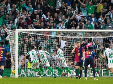 Los jugadores del Betis celebran el gol de Lo Celso