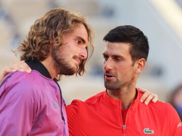 Tsitsipas y Djokovic tras la final de Roland Garros 2021