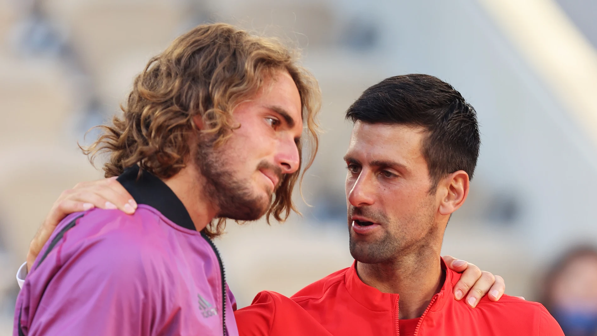Tsitsipas y Djokovic tras la final de Roland Garros 2021 Tsitsipas y Djokovic tras la final de Roland Garros 2021