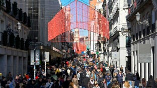 La calle Preciados abarrotada de gente este s&aacute;bado en Madrid. 