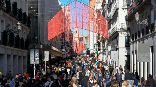 La calle Preciados abarrotada de gente este s&aacute;bado en Madrid. 